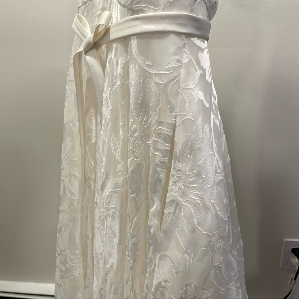 Beautiful ivory wedding gown - Picture 6 of 11